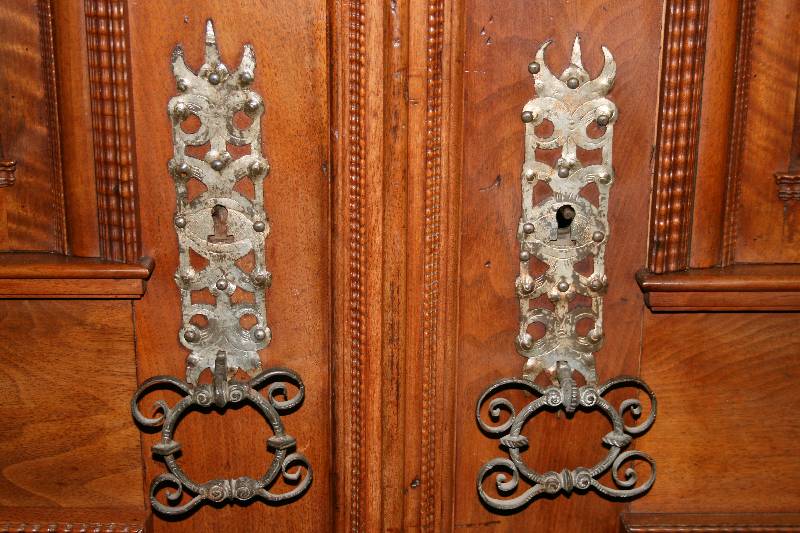 Detail b: Fassadenschrank, süddeutsch/Gegend um Freiburg, um 1680/1720, Front zum größten Teil Nußbaum massiv, Inlets Weichholz und Wurzelnußfurnier, z.T. ...