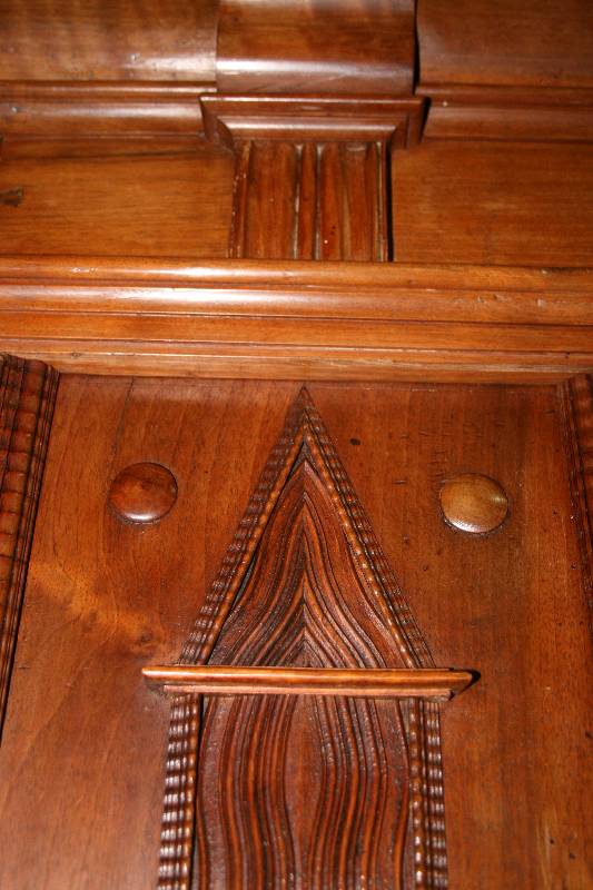 Detail c: Fassadenschrank, süddeutsch/Gegend um Freiburg, um 1680/1720, Front zum größten Teil Nußbaum massiv, Inlets Weichholz und Wurzelnußfurnier, z.T. ...