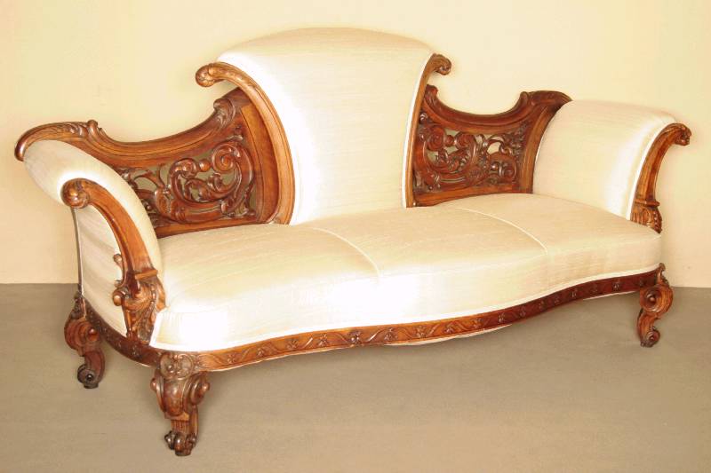Sofa, England, um 1860, Gestell Nußbaum massiv, allseitig geschweift, reich geschnitzt, Füße und Zierteile in vollplastischen Akanthusblättern ...