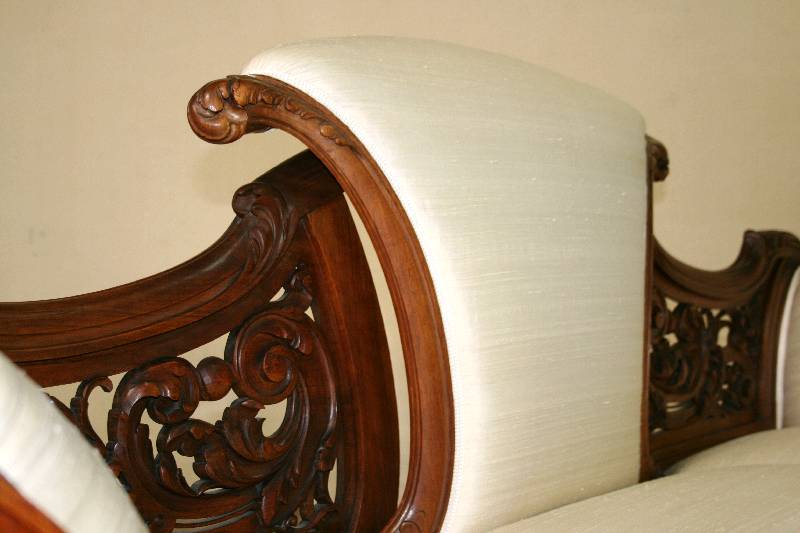 Detail a: Sofa, England, um 1860, Gestell Nußbaum massiv, allseitig geschweift, reich geschnitzt, Füße und Zierteile in vollplastischen Akanthusblättern ...