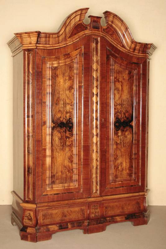 Prunkschrank, norddeutsch/Gegend Schleswig-Holstein, um 1750, Korpus ausgesuchtes Nußbaum- bzw. Wurzelnußfurnier, dieses gespiegelt bzw. doppelt ...