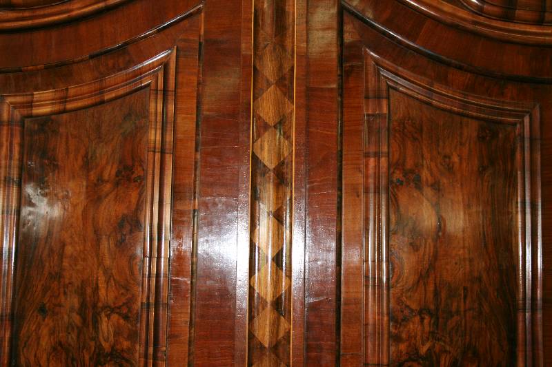 Detail a: Prunkschrank, norddeutsch/Gegend Schleswig-Holstein, um 1750, Korpus ausgesuchtes Nußbaum- bzw. Wurzelnußfurnier, dieses gespiegelt bzw. doppelt ...