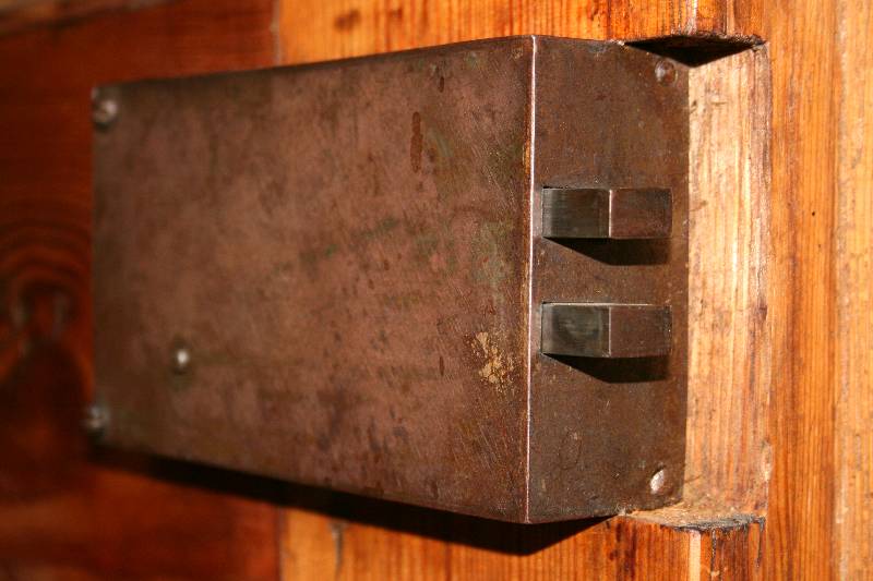 Detail b: Prunkschrank, norddeutsch/Gegend Schleswig-Holstein, um 1750, Korpus ausgesuchtes Nußbaum- bzw. Wurzelnußfurnier, dieses gespiegelt bzw. doppelt ...