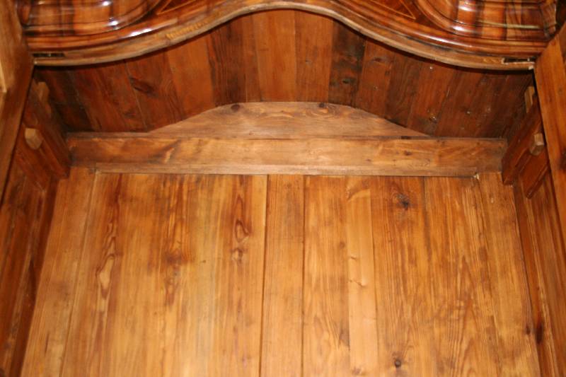 Detail c: Prunkschrank, norddeutsch/Gegend Schleswig-Holstein, um 1750, Korpus ausgesuchtes Nußbaum- bzw. Wurzelnußfurnier, dieses gespiegelt bzw. doppelt ...