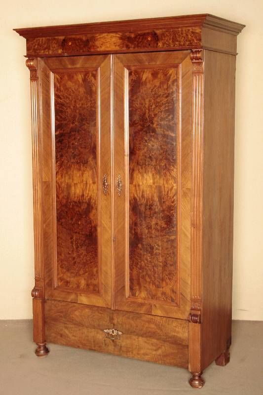 Gründerzeitschrank, deutsch, um 1880, Korpus Weichholz, Nußbaumfurnier, auf Kugelfüßen, Lisenen gerillt, auslaufend in Voluten, gerahmte ...