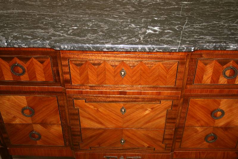 Detail a: Kommode, Frankreich, um 1900, Louis-Quinze -Stil, Korpus Weichholz/Hartholz, Rückseite auf Tischlerplatte, auf leicht gebogenen Beinen, 3-schübig, ...