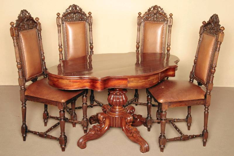 Couchtisch, deutsch, um 1860, Mahagoni massiv, z.T. furniert, auf balusterförmigen Füßen, 4-fach ausladend, breite Zarge mit zwei integrierten ...
