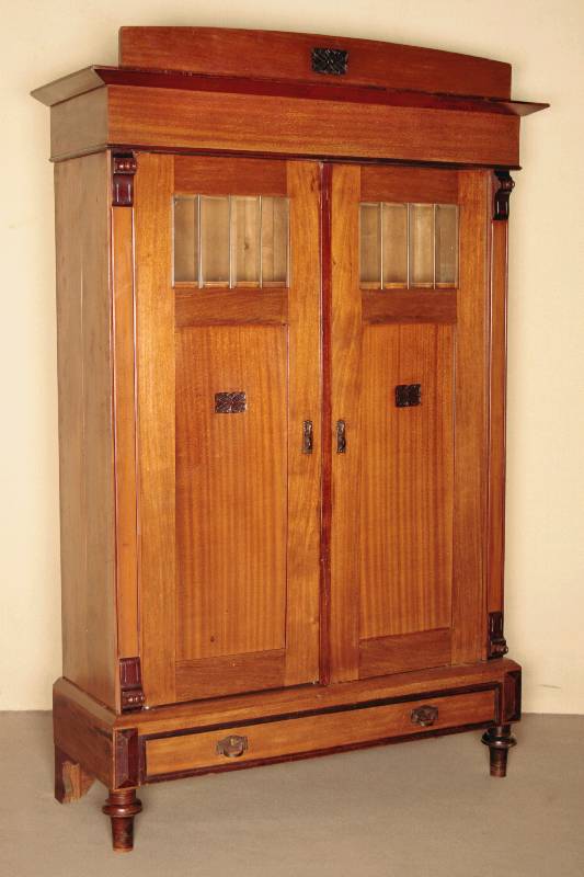 Schrank, deutsch, um 1900, Jugendstil, auf gedrechselten Beinen, Zarge mit integrierter Schublade, Lisenen auslaufend in Voluten, massive Füllungen ...