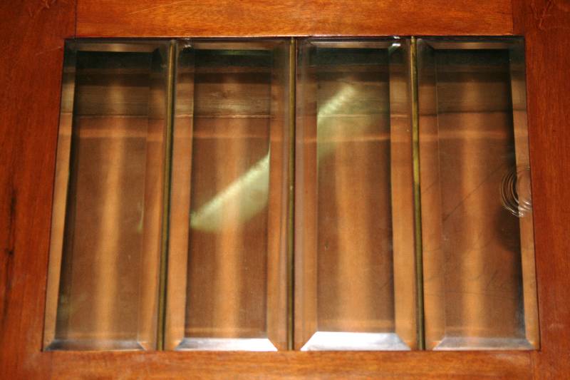 Detail a: Schrank, deutsch, um 1900, Jugendstil, auf gedrechselten Beinen, Zarge mit integrierter Schublade, Lisenen auslaufend in Voluten, massive Füllungen ...