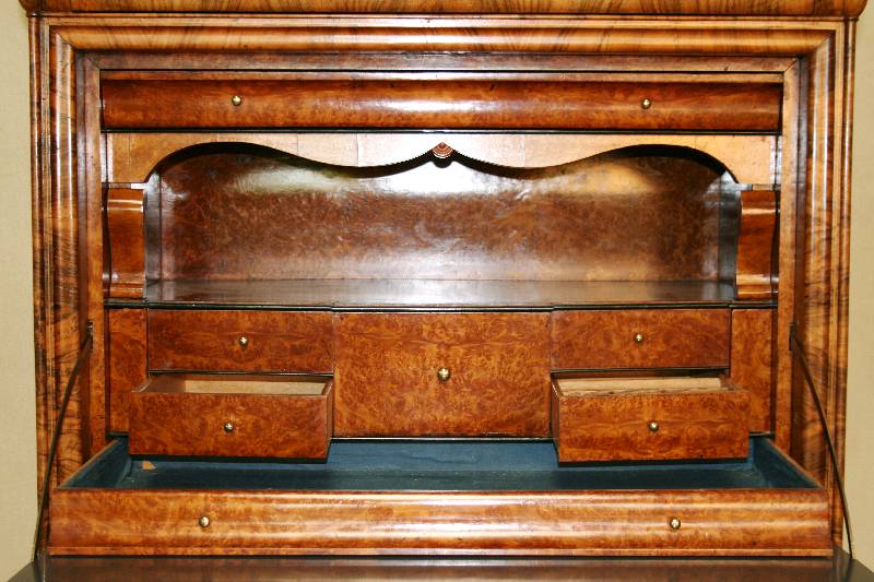Detail b: Standsekretär, Baden/Pfalz, um 1830, Korpus Weichholz, Wurzelnußfurnier doppelt bzw. 4-fach gespiegelt verlegt, sehr harmonisches Furnierbild, ...