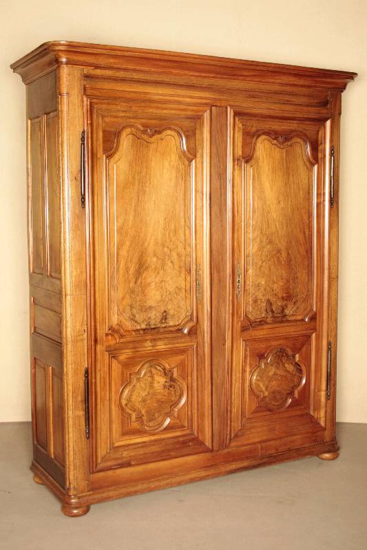 Schrank, Frankreich/Umgebung Paris, um 1760/70, Nußbaum massiv, komplett auf Rahmen gearbeitet, Inlets asymetrisch angeordnet, mit Kassettierung, ...