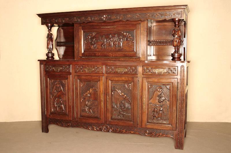 Buffetschrank, Frankreich, um 1910, Eiche massiv, Rückwand z.T. Tischlerplatte, Zarge mit Schnitzerei, 4-türig mit kassettierten und geschnitzten ...