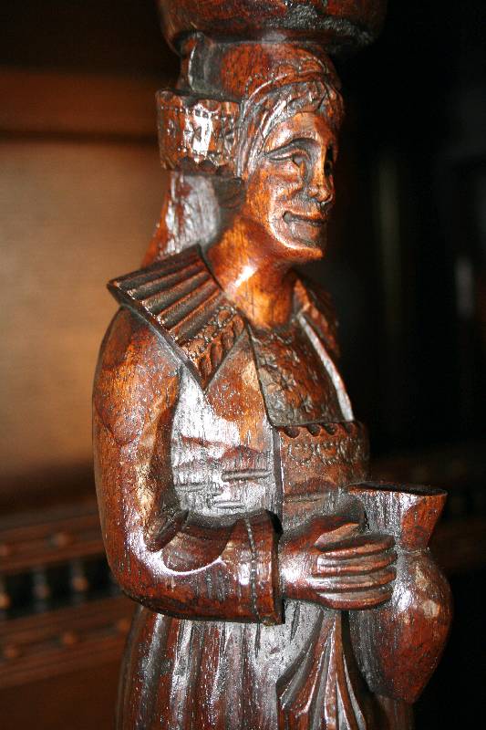Detail a: Buffetschrank, Frankreich, um 1910, Eiche massiv, Rückwand z.T. Tischlerplatte, Zarge mit Schnitzerei, 4-türig mit kassettierten und geschnitzten ...