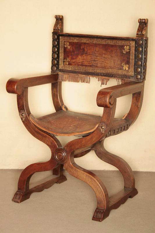 Sogenannter Senatorsessel, deutsch, um 1870, Nußbaum massiv, original Buffellederbezug, dieser abgenutzt bzw. leicht beschädigt, ...