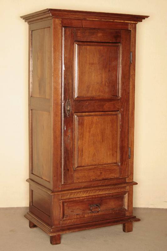 1-türiger Brotschrank, Frankreich/Umgebung Straßburg, um 1790/1800, Nußbaum massiv, gerder Korpus Front und Seiten mit kassettierten Füllungen, ...