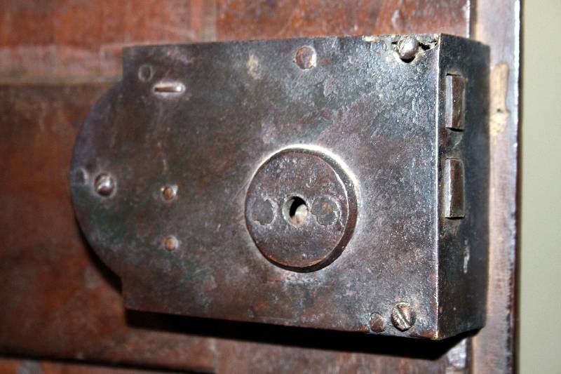 Detail a: 1-türiger Brotschrank, Frankreich/Umgebung Straßburg, um 1790/1800, Nußbaum massiv, gerder Korpus Front und Seiten mit kassettierten Füllungen, ...