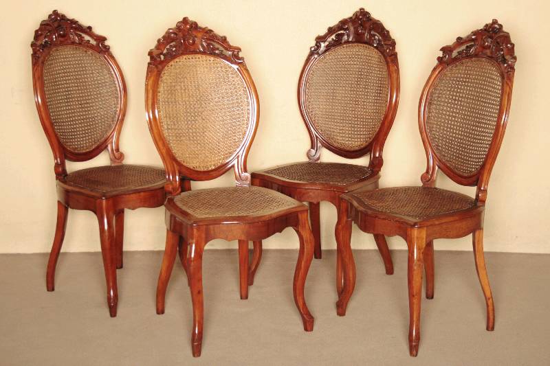 Vier Stühle, deutsch, um 1870, Louis -Philippe, Mahagoni massiv, auf stark gebogenen Beinen, kanneliert, Rückenlehne medaillonförmig mit sehr ...
