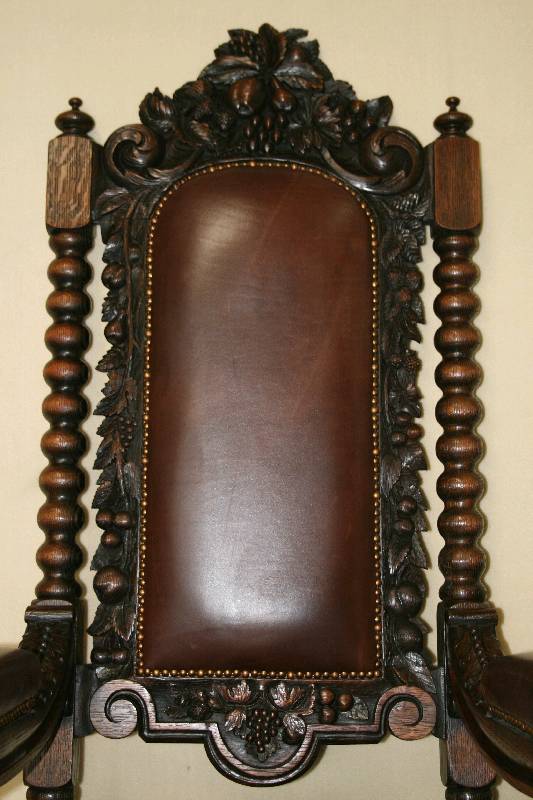 Detail a: Thronsessel, deutsch, 1870, Danziger Stil, Eiche massiv, stark gedrechselte Beine und Rückenlehne, z.T. verstrebt, Armlehnen mit Löwenkopfmotiv, ...