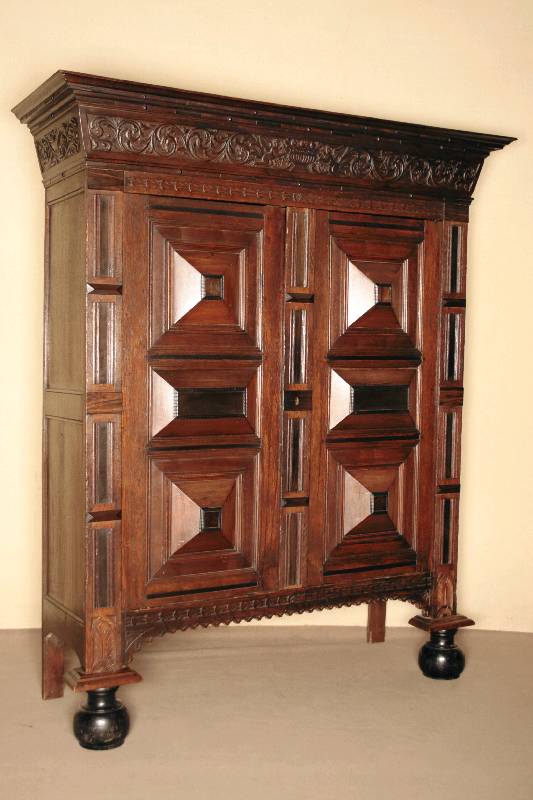 Kissenschrank, Holland, Mitte/Ende 18. Jhd., Korpus Eiche massiv, Kissen und Lisenen mit Nußbaum, Palisander und Ebenholz aufgelegt, auf ...