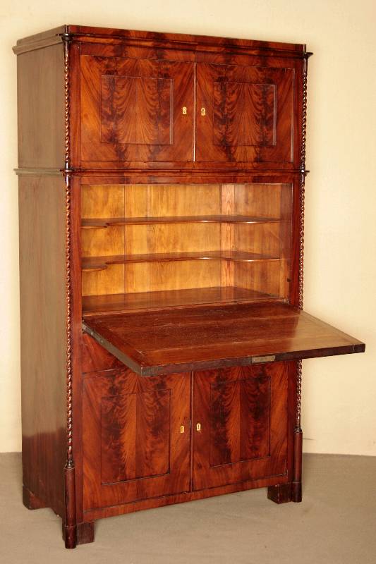 Sekretär, deutsch, um 1840, Spätbiedermeier, Korpus Weichholz, Mahagonifurnier, z.T. Pyramidenmahagonifurnier, gerader Korpus, auf den Ecken feine ...