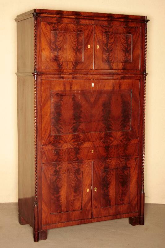 Detail a: Sekretär, deutsch, um 1840, Spätbiedermeier, Korpus Weichholz, Mahagonifurnier, z.T. Pyramidenmahagonifurnier, gerader Korpus, auf den Ecken feine ...