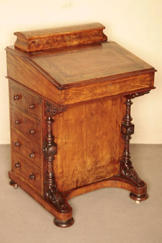 Davenport, England, um 1860, viktorianisch, Wurzelnußfurnier, auf gedrückten Kugelfüßen, mit Messingrädchen, rechte Seite mit vier Schubladen, ...