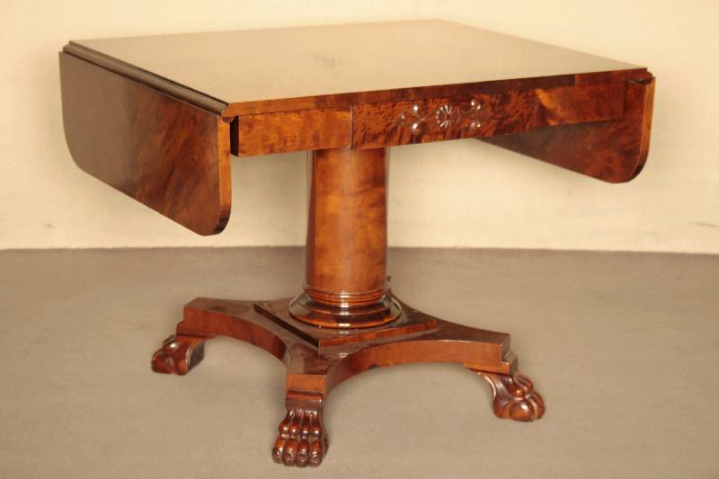 Wangentisch, um 1900, Korpus Weichholz, Birke furniert, auf Tatzenfüßen, Platte getragen von einer Säule, seitliche Wangen abklappbar, Zarge mit ...