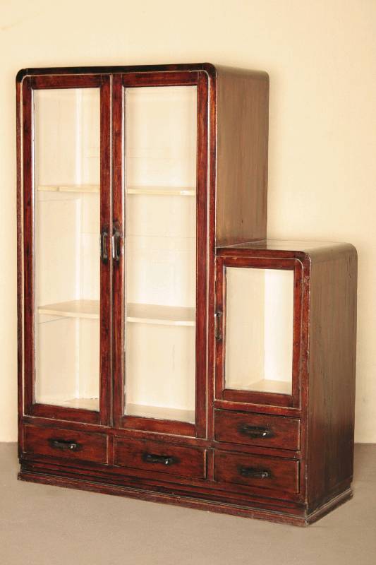 Kleine Vitrine, 30er Jahre, ArtDeco-Stil, Ulme massiv, unten vier Schubladen, gerader Korpus, an den Ecken leicht abgerundet, Türen verglast mit ...