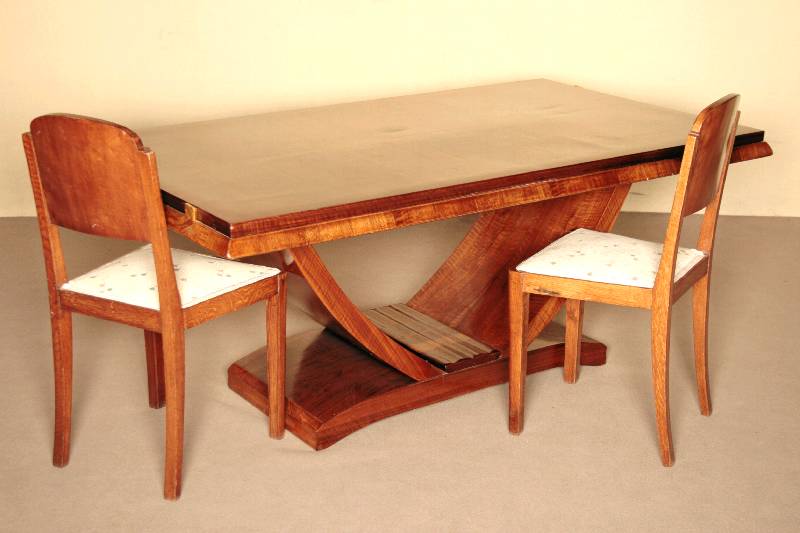 Gondeltisch, Frankreich, um 1932/36, ArtDeco, Korpus Massivholz, Rosenholz- bzw. Palisanderfurnier gespiegelt verlegt, sehr schöne Maserung, wuchtig ...