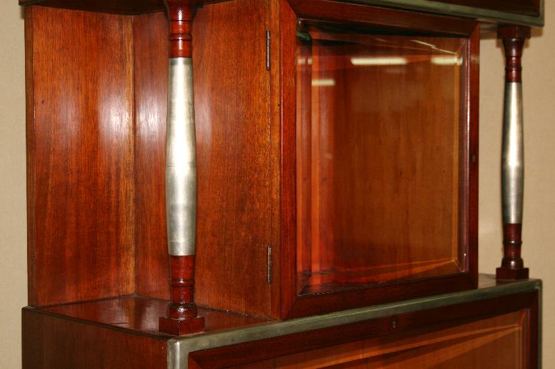 Detail a: Jugendstilvitrine, Budapest, um 1908/10, strenger Wiener Stil, nimmt das ArtDeco vorweg, komplett auf Rahmen gearbeitet, hervorragende Verarbeitung, ...