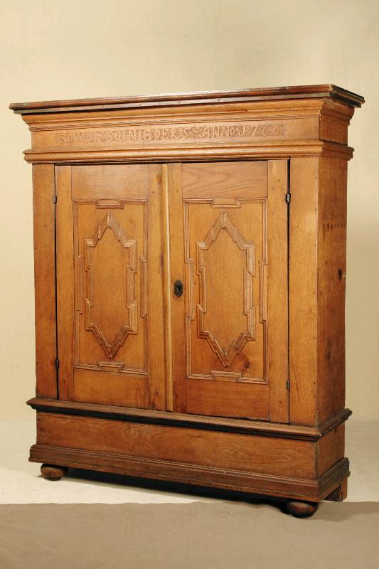 2-türiger Dielenschrank, mittel- bzw. norddeutsch, um 1766 (datiert), sogenannter Mitgiftschrank, Eiche massiv, Front z.T. auf Rahmen gearbeitet, ...