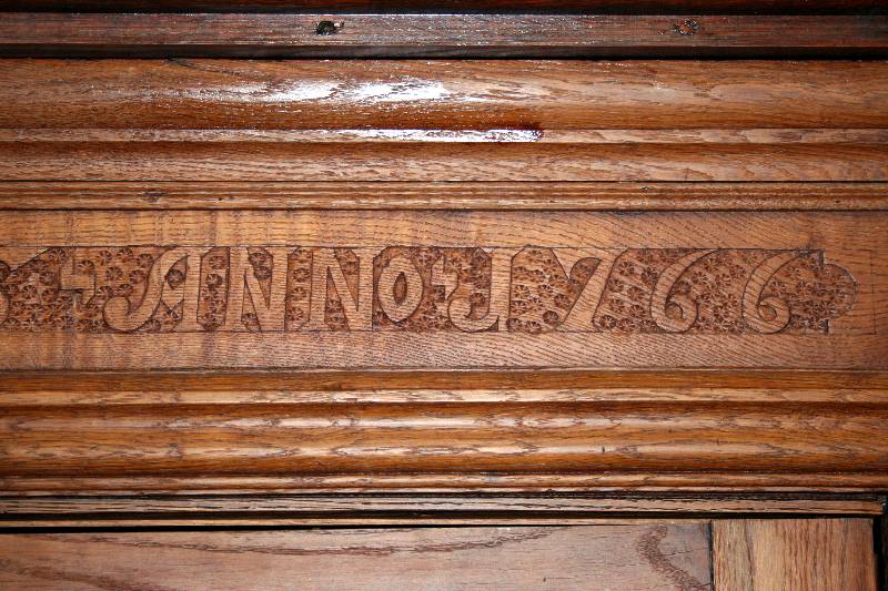 Detail a: 2-türiger Dielenschrank, mittel- bzw. norddeutsch, um 1766 (datiert), sogenannter Mitgiftschrank, Eiche massiv, Front z.T. auf Rahmen gearbeitet, ...