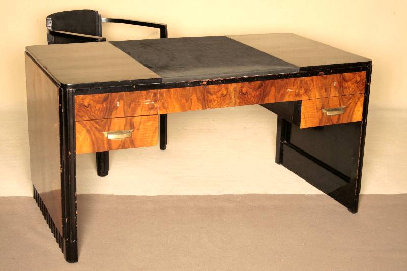 ArtDeco-Schreibtisch und Stuhl, Frankreich, um 1935, Korpus Weichholz, z.T. kaukasisch Nußbaumfurnier gespiegelt verlegt, Platte, Seite und Ränder ...