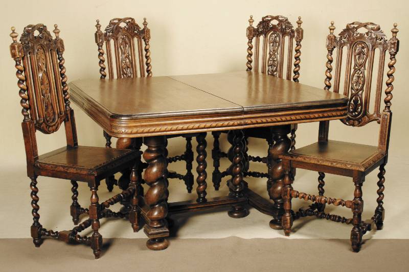 Ausziehtisch und sechs Stühle, Mittelfrankreich, um 1890, Eiche massiv, Eichefurnier, Tisch Unterteil mit vier reich gedrechselten Beinen und ...