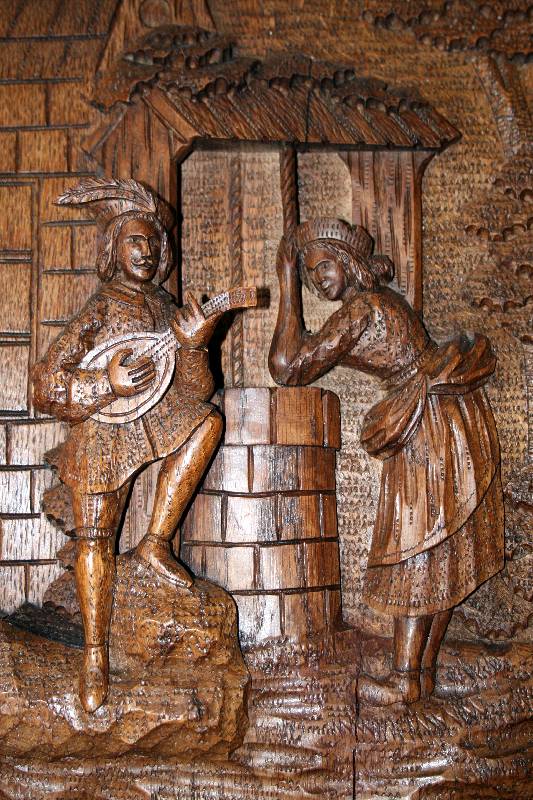 Detail a: Vielzweckschrank, Frankreich/Belgien, um 1880/90, Eiche massiv, z.T. auf Rahmen gearbeitet, Zierleisten, freistehende Säulen, reiche Drechselarbeit, ...
