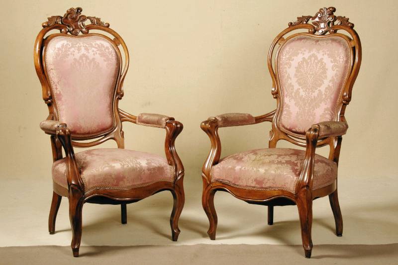 Zwei Stuhlsessel, mitteldeutsch, um 1835/40, Rahmen Nußbaum massiv, ausgesuchtes Holz, allseitig geschweift, Beine doppelt gerieft, Rückenlehne mit ...