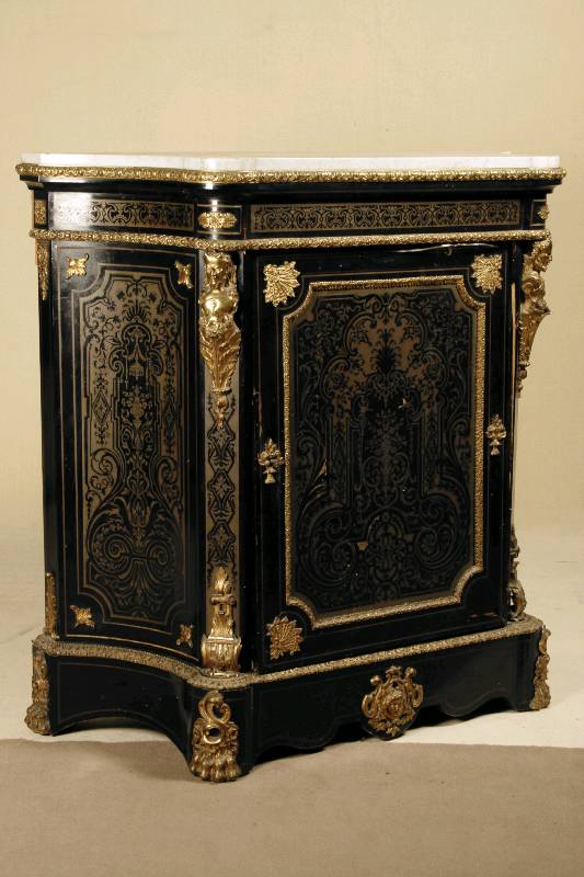 Eintüriger Konsolenschrank, Napoleon III, um 1870, seitlich konkav geschweift, abgeplattete Ecken, dick gelackt, mit Metallintarsien, aufgelegte ...