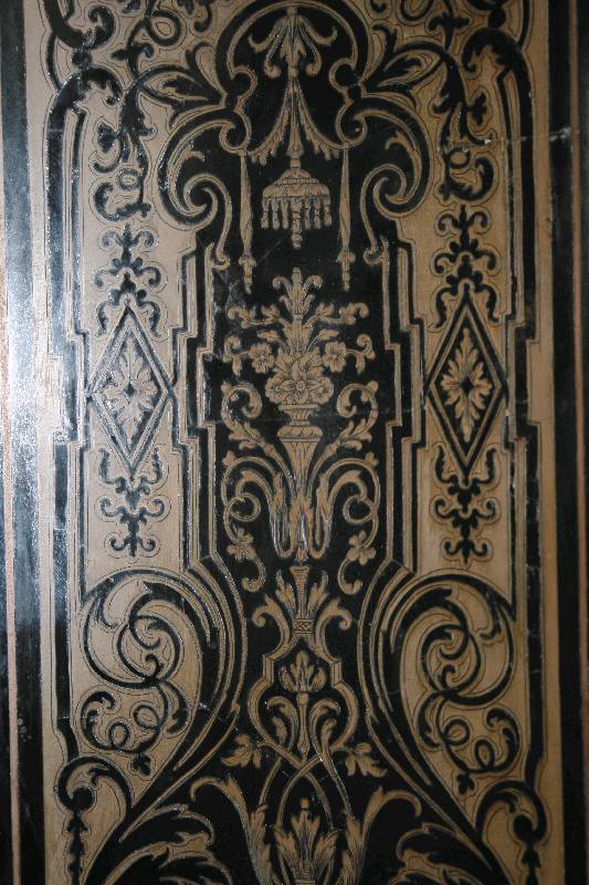 Detail a: Eintüriger Konsolenschrank, Napoleon III, um 1870, seitlich konkav geschweift, abgeplattete Ecken, dick gelackt, mit Metallintarsien, aufgelegte ...