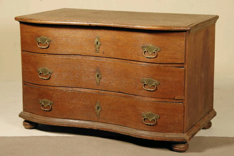 Doppelt geschweifte Kommode, Pfalz/Raum Neustadt/Bad Dürkheim, um 1750, Korpus Weichholz, dickes Eichefurnier, meisterlich verlegt, Struktur z.T. ...