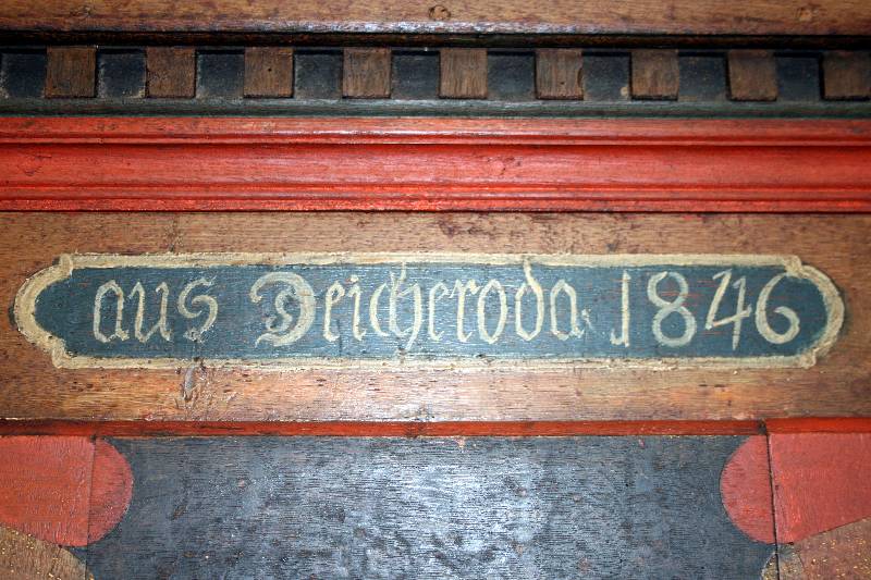 Detail a: Hochzeitsschrank, Nordhessen, um 1760/70, Eiche massiv, ausgesuchtes Kernholz, Front z.T. auf Rahmen gearbeitet, Lisenen vielfach gewellt, Anspielung ...
