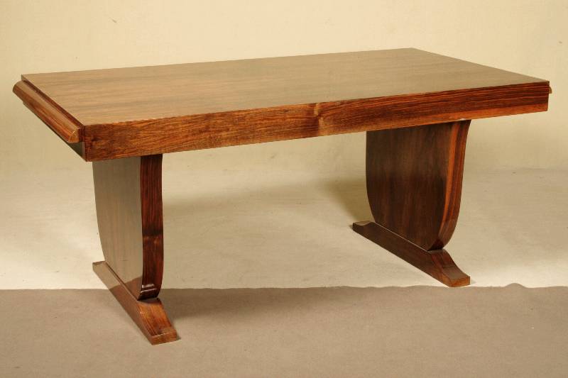 ArtDeco-Ausziehtisch, Frankreich, um 1935/40, doppelwangig, Korpus Hartholz, kaukasisch Nußbaumfurnier, doppelt bzw. 6-fach gespiegelt verlegt, ...