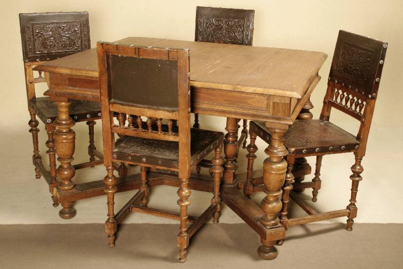 Renaissancestiltisch, deutsch, um 1880/90, Weichholz/Hartholz, Nußbaumfurnier bzw. Beine und Unterteil Buche massiv, reiche Drechselarbeit, Füße ...