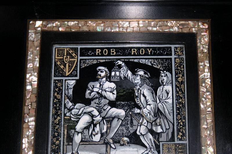 Detail a: Salonprunkvitrine, England, um 1865/70, Edelhölzer, schwarz gelackt, vier Etagen, in asymetrischer Anordnung, in Anlehnung an chinesische Vorbilder, ...