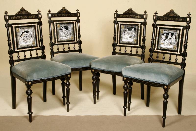 Vier Salonstühle, England, um 1865/70, Gestell Edelhölzer mit Metallintarsien, reiche Drechselarbeit, schwarz gelackt, mit eklektizistischem ...