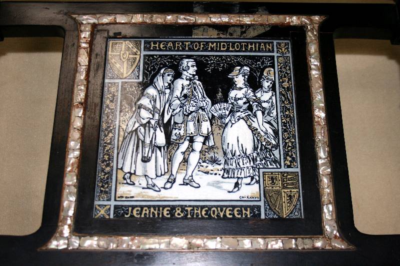 Detail b: Vier Armlehnstühle, England, um 1865/70, Salonmöbel, Gestell Edelhölzer mit Metallintarsien, reiche Drechselarbeit, schwarz gelackt, mit ...