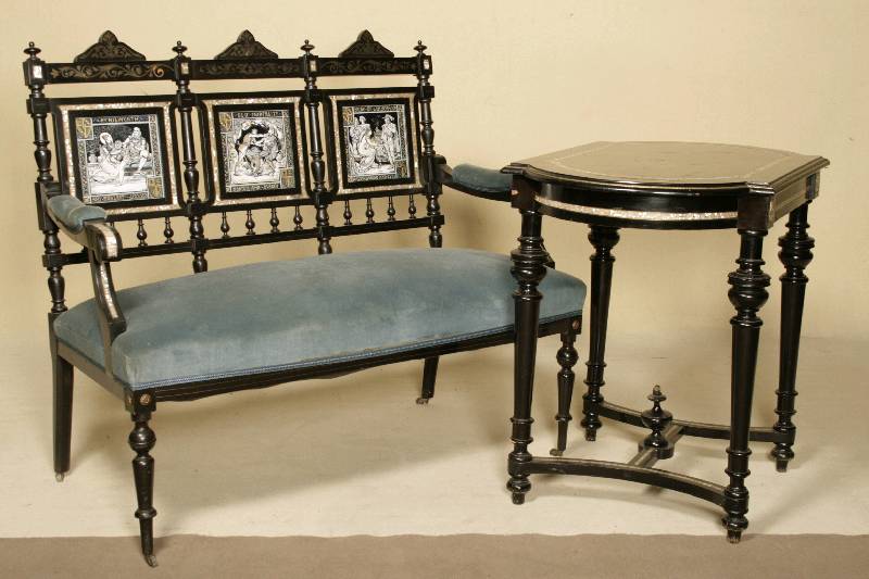 Salonmöbel, England, um 1865/70, bestehend aus Sofa und kleinem Tisch, Gestell Edelhölzer mit Metallintarsien, reiche Drechselarbeit, schwarz ...