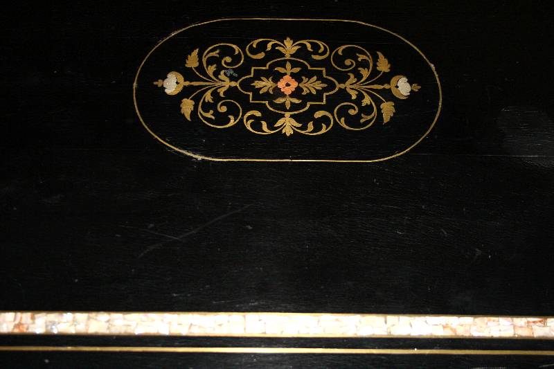 Detail b: Salonmöbel, England, um 1865/70, bestehend aus Sofa und kleinem Tisch, Gestell Edelhölzer mit Metallintarsien, reiche Drechselarbeit, schwarz ...