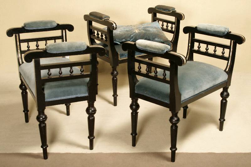 Drei Gondeln, England, um 1865/70, Edelhölzer, schwarz gelackt, z.T. glänzend poliert, Balustrade mit Drechselarbeiten und Perlmutteinlagen, ...