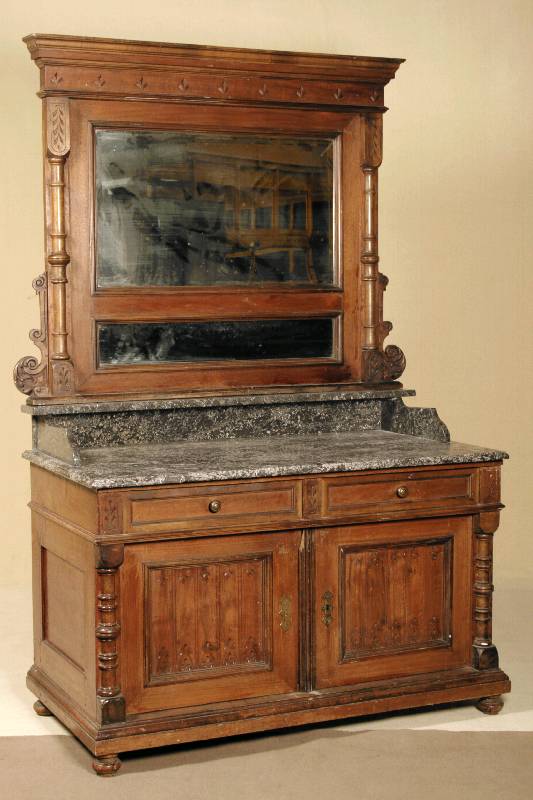 Waschkommode, deutsch, um 1880/90, Gründerzeit, Korpus Eiche und Nußbaum massiv, Nußbaumfurnier, aufgelegte Halbsäulen, schöne Drechselarbeit, ...