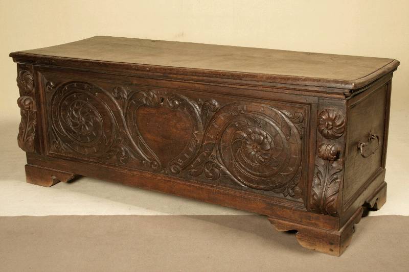 Leinentruhe, süddeutsch, um 1760/70, starker italienischer Einfluß, Korpus Nußbaum und Weichholz massiv, Front mit Rocaillen, Spiralen und ...